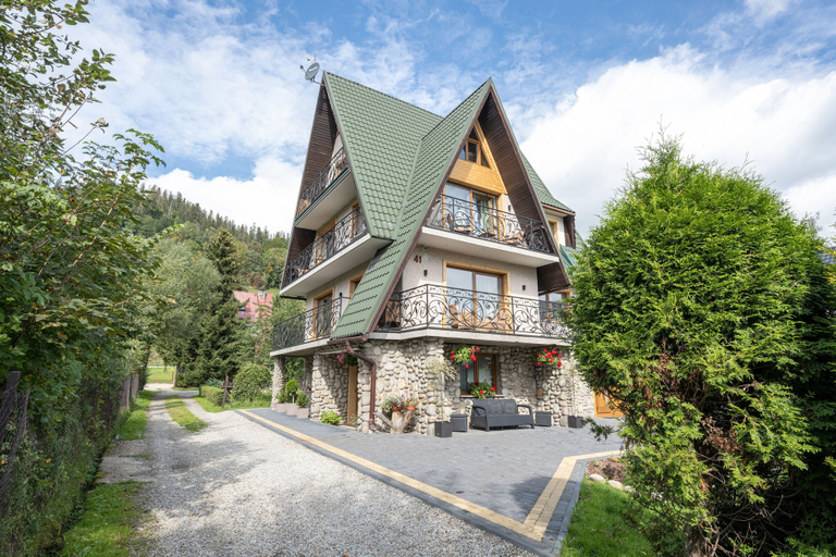 Exterior & Views