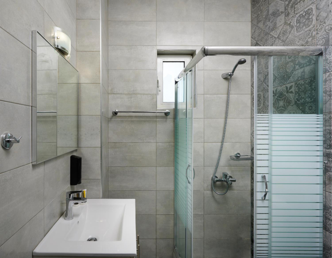 Bathroom 5, Irene Studios, Central Greece