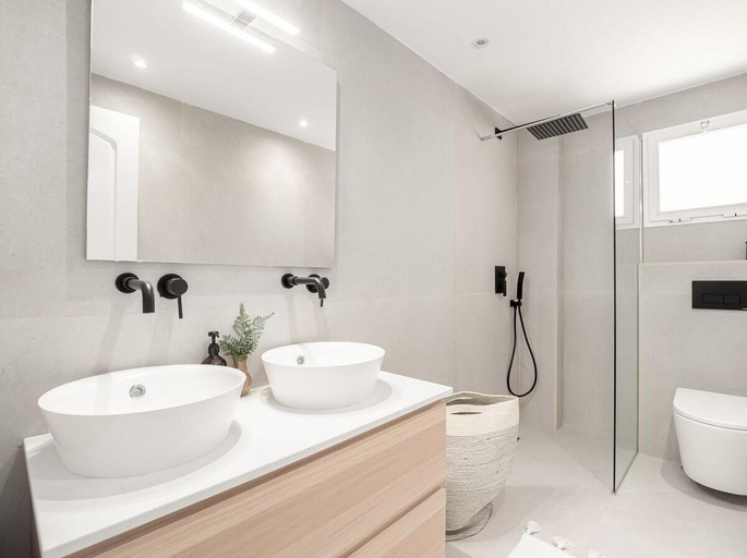 Bathroom 2, Vogue styled flat in the heart of Nueva Andalucia, Málaga