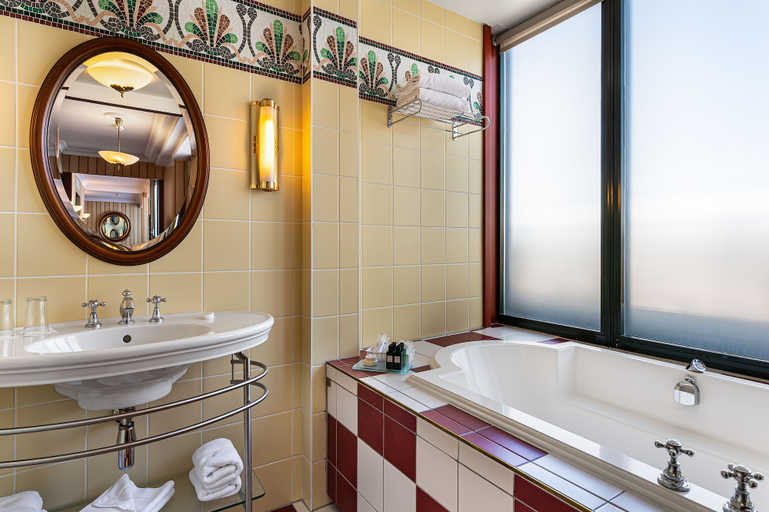 Bathroom 4, Hotel Royal, Genève