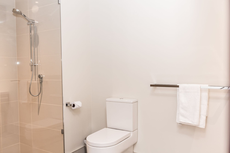 Bathroom 5, The Colmslie Hotel, Morningside
