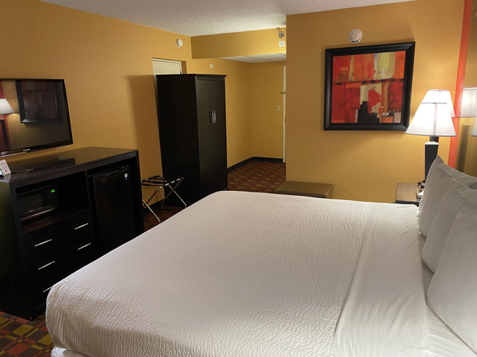 Bedroom 3, Ramada by Wyndham Rochelle Park Near Paramus, Bergen