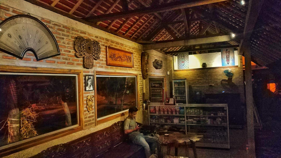 Food & Drinks 4, Lucia Cottages, Serang