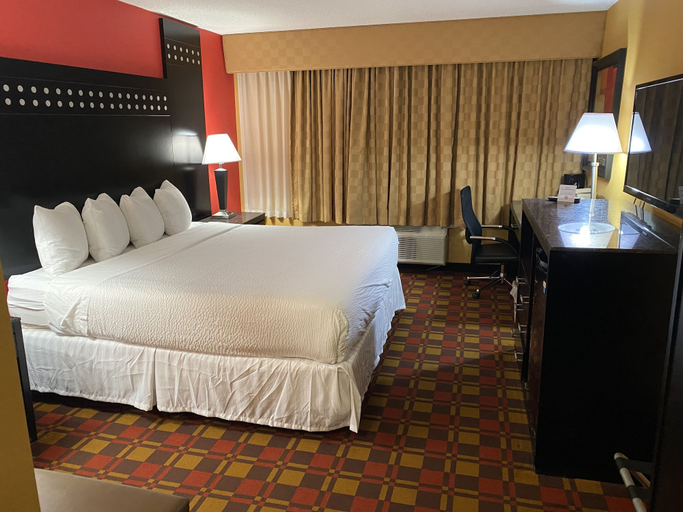 Bedroom 3, Ramada by Wyndham Rochelle Park Near Paramus, Bergen