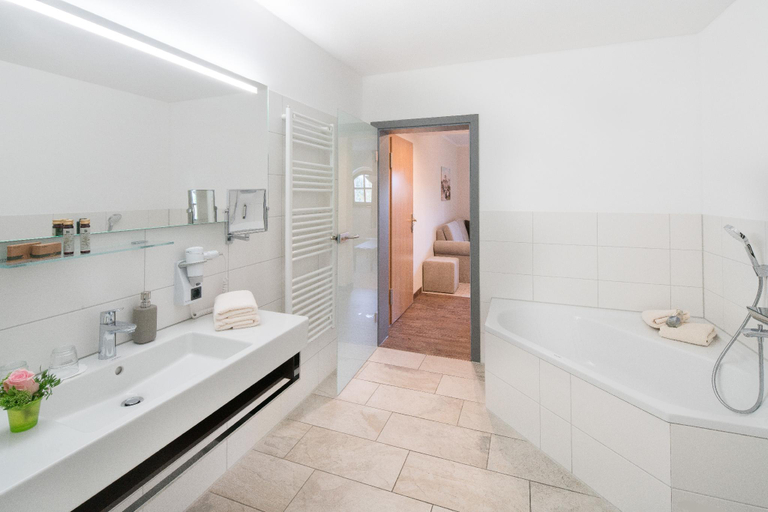 Bathroom 3,  Schlosshotel Wasserschloss Klaffenbach, Chemnitz