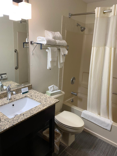 Bathroom 4, Quality Inn Morton at I-74, Tazewell