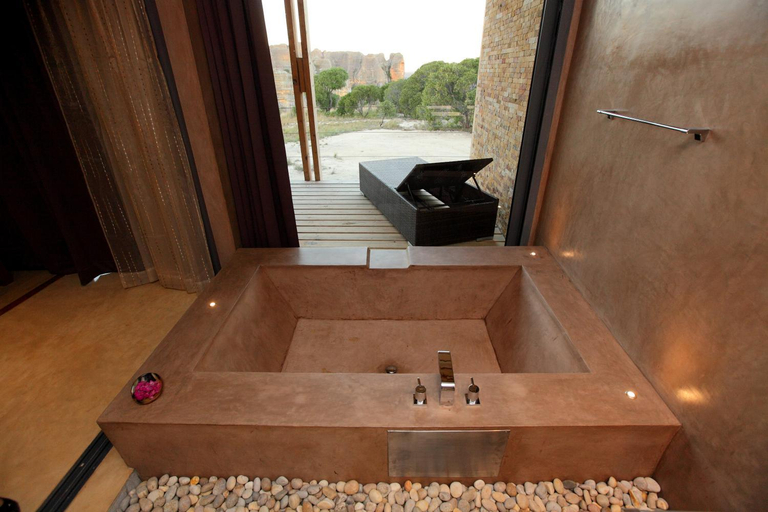 Bathroom 5, Isalo Rock Lodge, Ihorombe