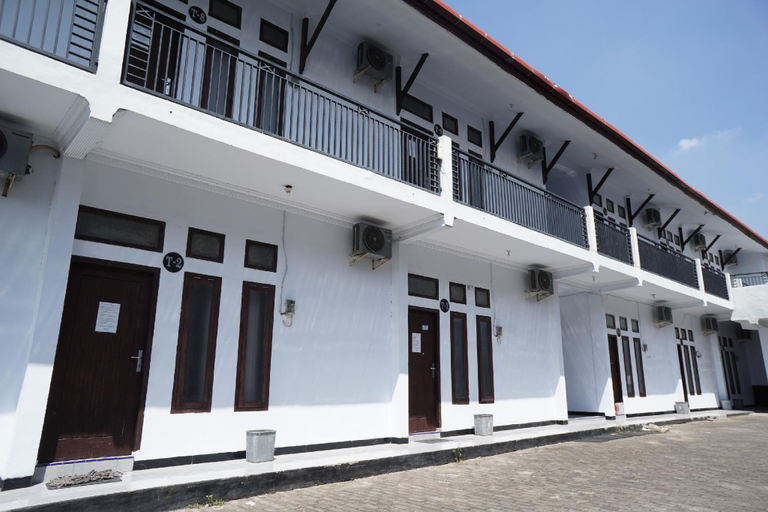 Exterior & Views 1, OYO Life 92886 Rumah Nyaman Radhika 2 Syariah, Tuban