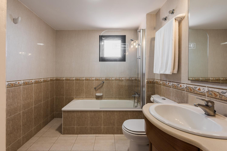 Bathroom 4, Macdonald Dona Lola Resort, Málaga