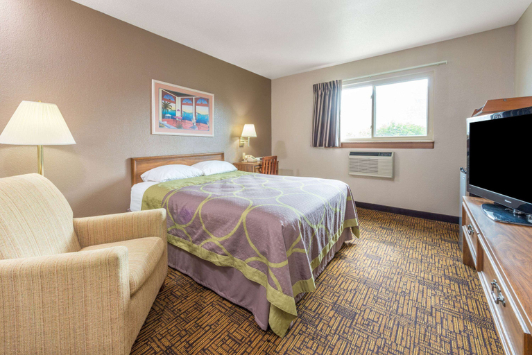 Bedroom 3, Super 8 by Wyndham Indianapolis/Emerson Ave, Marion