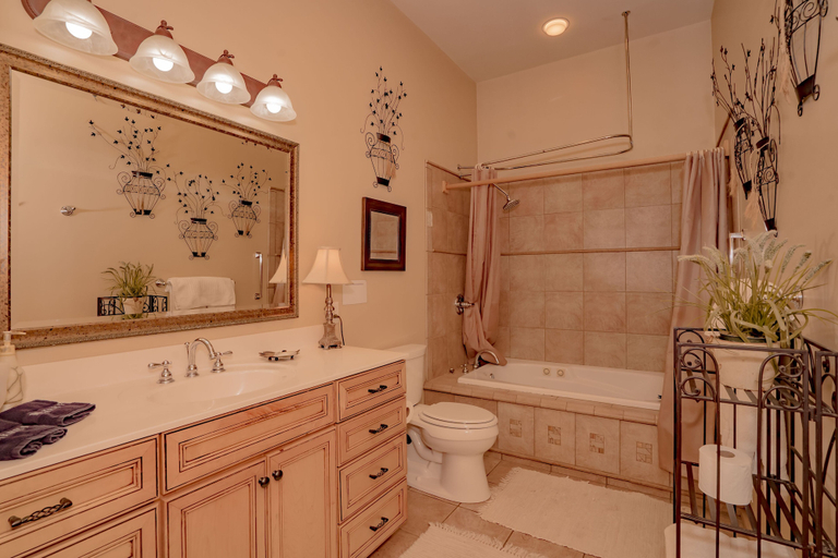 Bathroom 3, Tanasi Lodge - Weddings - Retreats - Gathering, Sevier