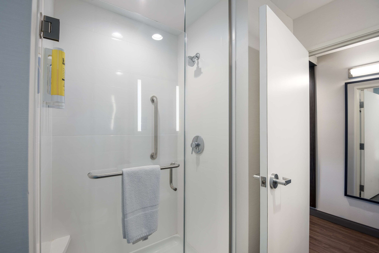 Bathroom 4, Tru by Hilton Warsaw, Kosciusko