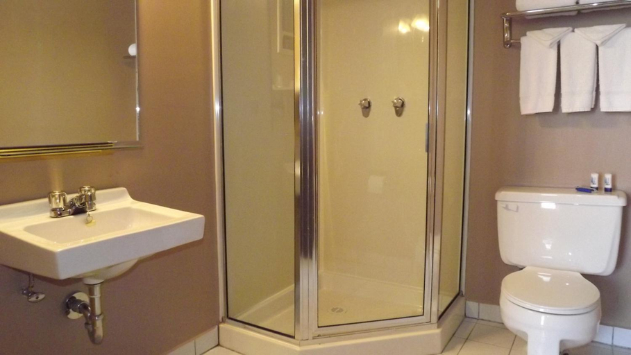 Bathroom 5, Pacific Inn, Skeena-Queen Charlotte
