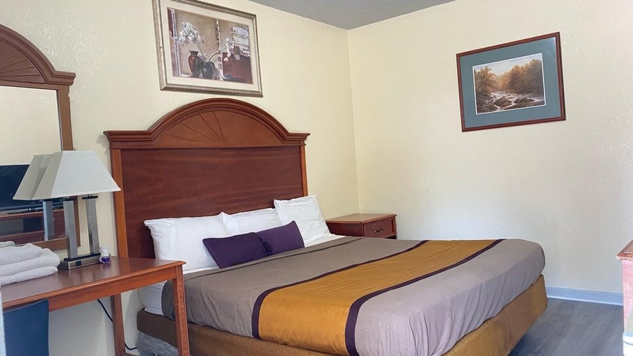 Bedroom 3, Budget Inn Express, Mecklenburg