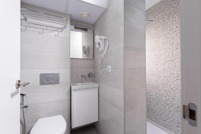 Bathroom 3, Apartamentos Quijano By Be Alicante, Alicante