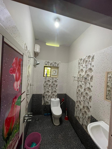 Bathroom 3, Nisara Homestay, Thiruvananthapuram