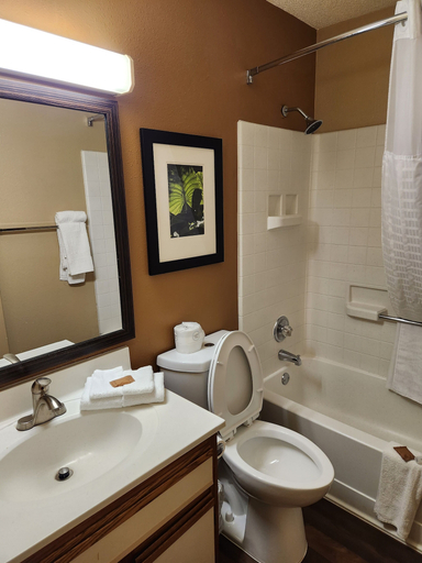 Bathroom 4, Suburban Studios Columbus - Dublin, Franklin