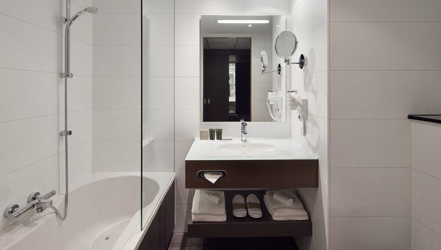 Bathroom 5, Van Der Valk Hotel Amersfoort A1, Amersfoort