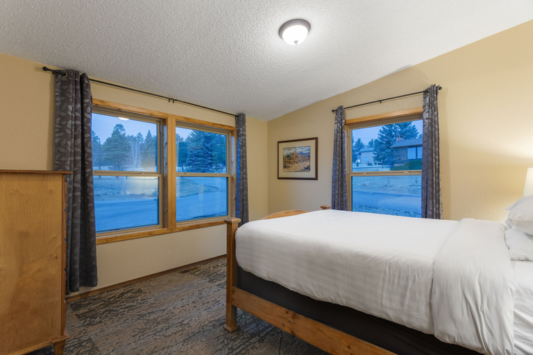 Bedroom 4, Discovery Lodge, Larimer