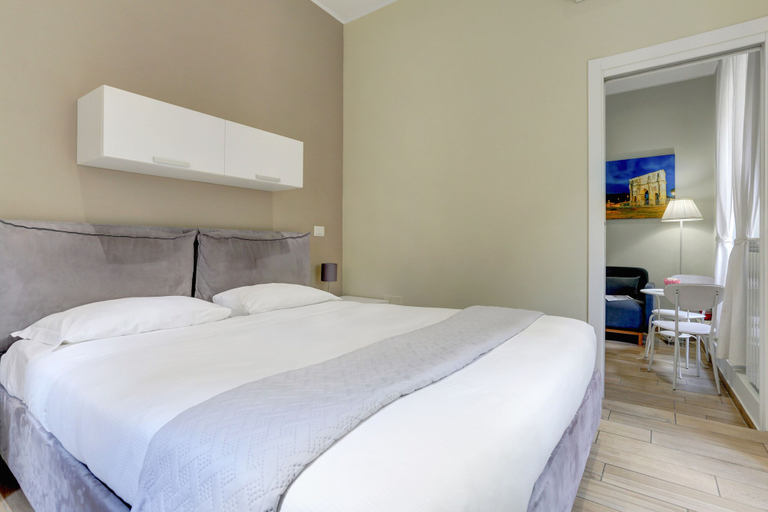 Room 3, APPARTAMENTO SANTI QUATTRO 1 e 2 - COLOSSEO, Rome