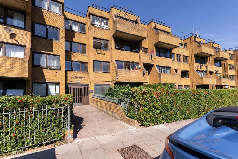 Others 2, Luxury 3 Bedroom Flat with Balcony in Westbourne Park, London