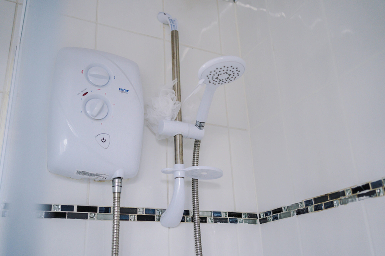 Bathroom 4, Cozy 3-Bed Family Home with Free Parking, Kirklees
