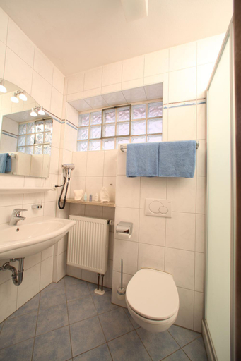 Bathroom 5, Hotel Landgasthof Schuster, Roth