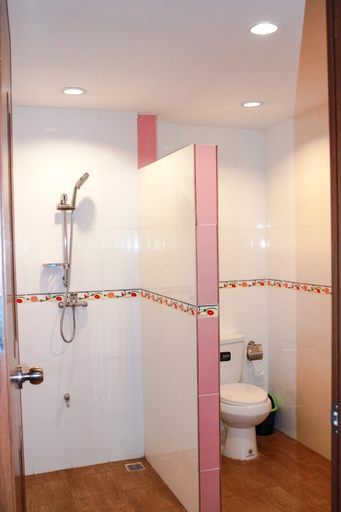 Bathroom 5, Menam Resort, Bang Len
