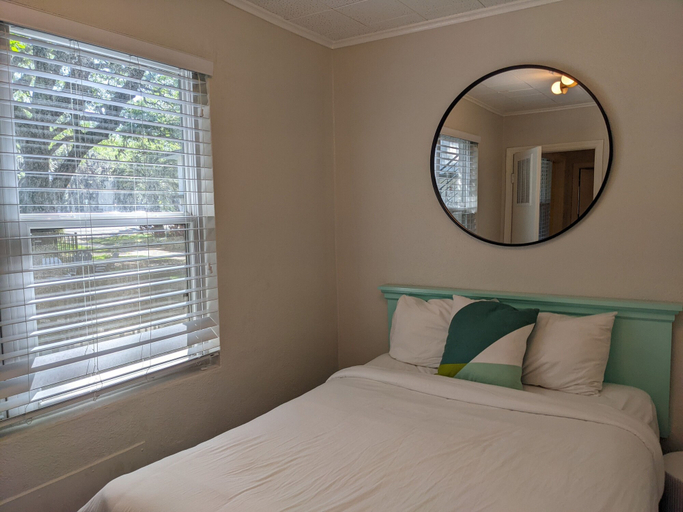 Bedroom 2, Queens Court, Glynn