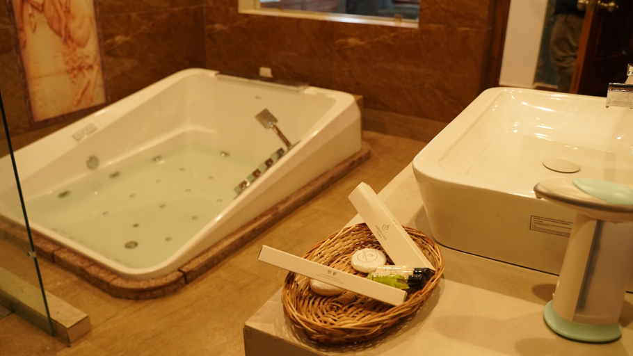 Bathroom 3, Hotel Saheb's Castle - Best Mountain View & Jacuzzi Suites, McLeodganj, Kangra