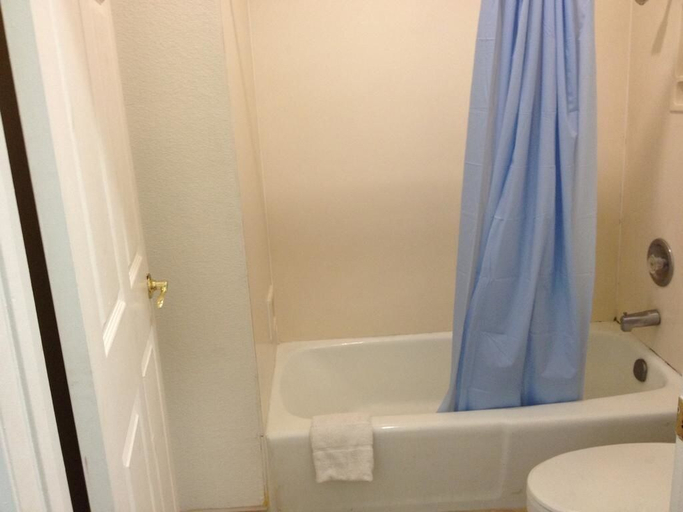 Bathroom 5, Scottish Inns Long Beach, Los Angeles