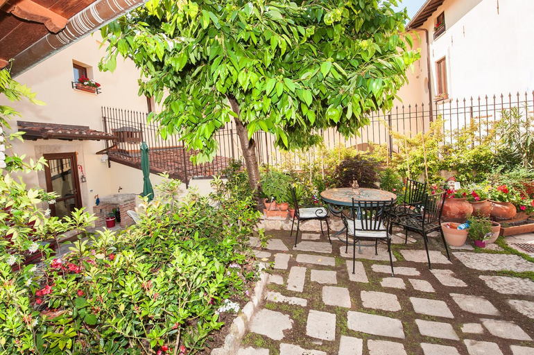 Others 5, B&B Bone Novelle, L'Aquila