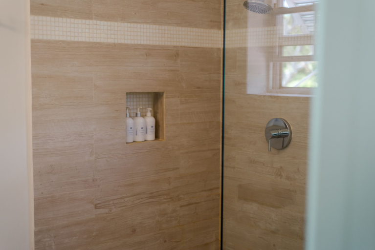 Bathroom 5, Little Good Harbour