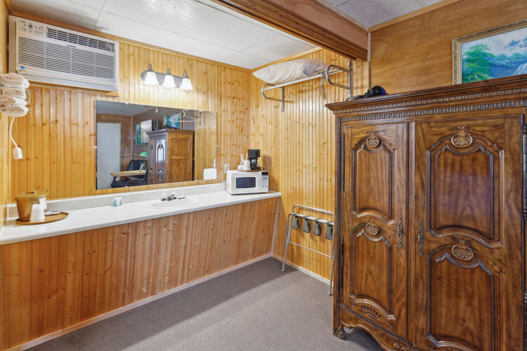 Others 5, Vindel Motel, Emmet