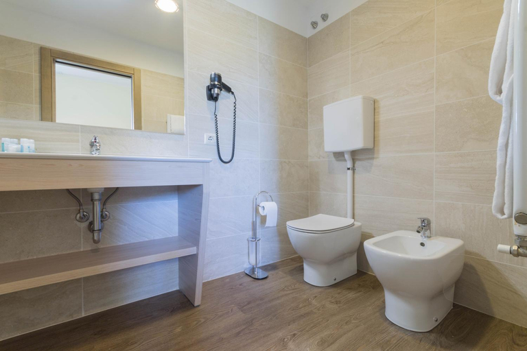 Bathroom 2, Hotel Capo Reamol, Brescia