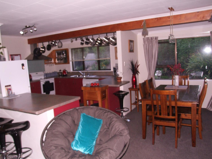 Others 5, Annie's BnB at 7C, Marlborough