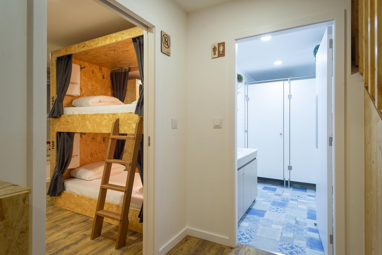 Bathroom 2, Hostel Bulwark, Valença