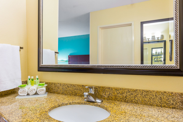 Bathroom 4, GreenTree Inn San Diego Mission Bay, San Diego