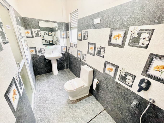 Bathroom 3, Ismattha hotel, N. Palatha East