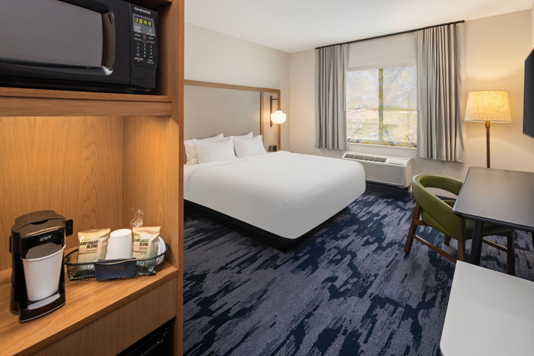 Bedroom 4, Fairfield Inn & Suites by Marriott Alexandria, Douglas
