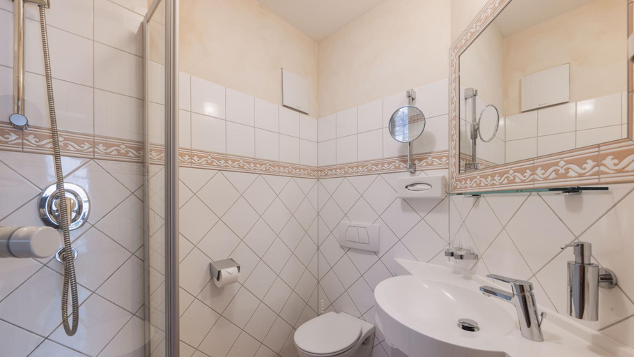 Bathroom 2, Ansitz Felsenheim, Reutte