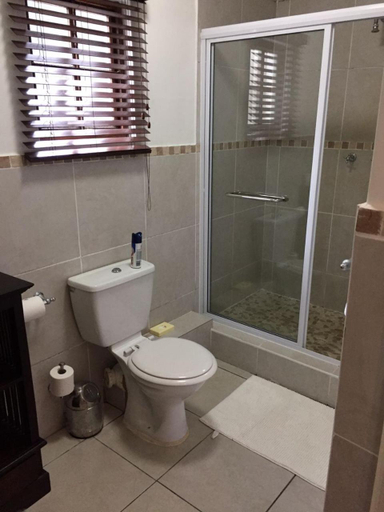 Bathroom 4, African Sands Bed and Breakfast, eThekwini