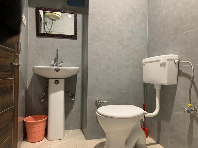 Bathroom, Pine Trails Jungle Camp, Solan