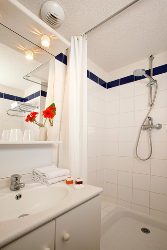 Bathroom 4, Sejours and Affaires Rive Gauche Aparthotel, Seine-et-Marne