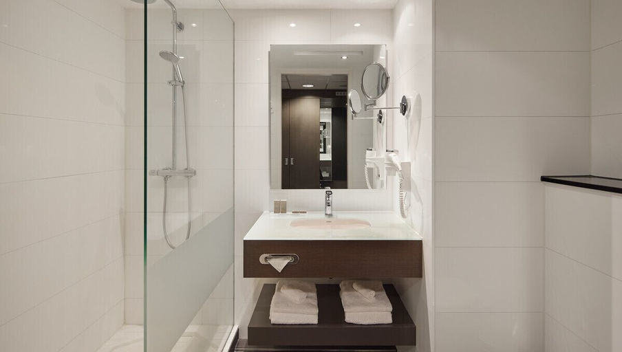 Bathroom 5, Van Der Valk Hotel Amersfoort A1, Amersfoort