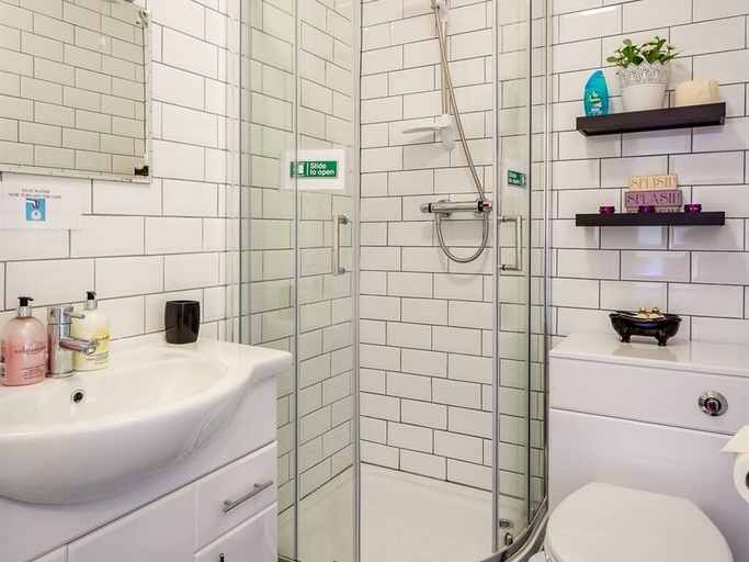 Bathroom 3, Ashgrove House, Warwickshire