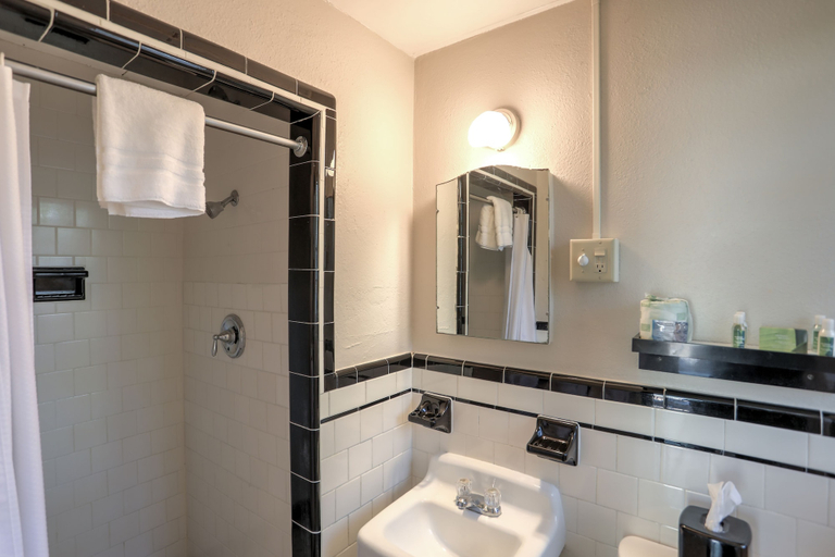 Bathroom 3, Queens Court, Glynn