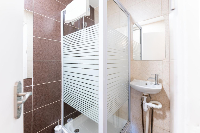 Others 4, Luxury 3 Bedroom Flat with Balcony in Westbourne Park, London