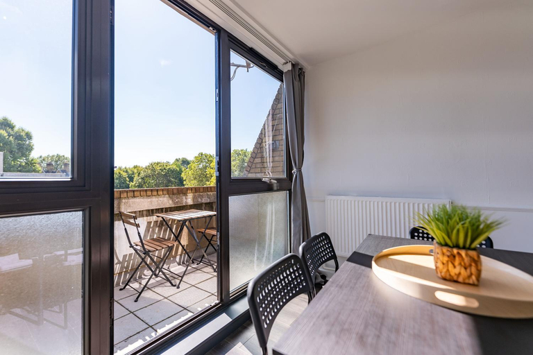 Others 5, Luxury 3 Bedroom Flat with Balcony in Westbourne Park, London