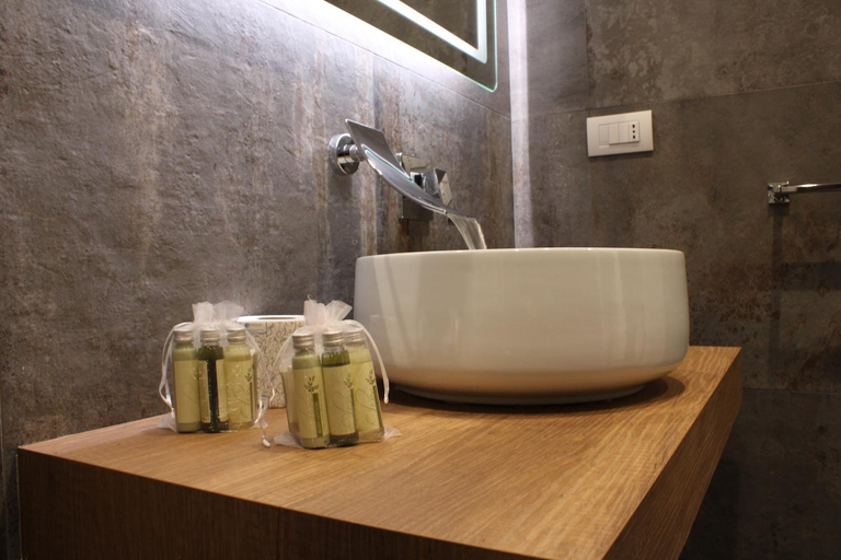 Bathroom 2, Moro 34, Bari